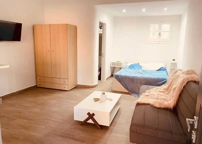 Louvros Luxury דירה