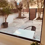 Louvros Luxury Lejlighed
